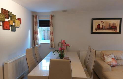 Spacious 4 Bed house with parking and garden at Reading - Photo 11