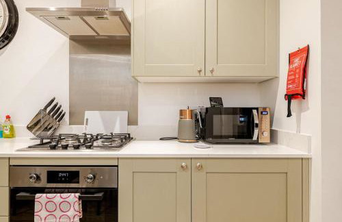 Brand New Apt - Beach Breeze Spacious 1-Bedroom Apartment with parking - sleeps 4 ppl- internet - Foto 42