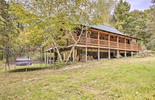 Splendid Family Cabin with Hot Tub and Grill! - Foto 33