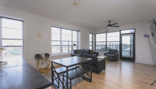 Downtown Dallas with Balcony, Pool, Rooftop Terrace, Gym, Queen Bed, King Sleeper Sofa, 2 Twin Sleeper Chairs, 65" TV, Secured Parking Garage, and FREE EV POWER - Foto 4