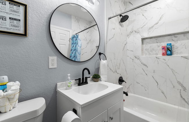 Inviting 4BR 2 5BA Downtown Home With Ample Space - Photo 14