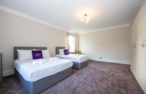 Detached House In Prestwich Sleeps 10 with Parking - Foto 23