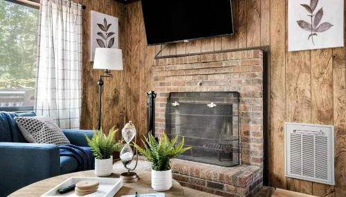 Hot Tub Deck Screened Porch Fire Pit & WiFi - Photo 2