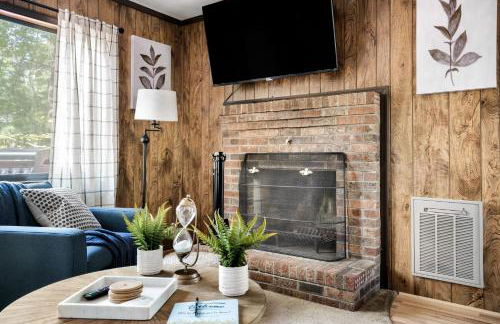 Hot Tub Deck Screened Porch Fire Pit & WiFi - Photo 2