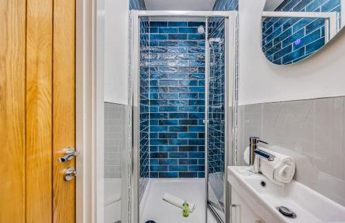 4 Bedroom 4 Bathroom House - Sleeps 7 - Prime Location, Free Parking, Self-Check-In, Workspace, Fast Wifi and Smart TV with Virgin TV and Netflix by Yoko Property - Photo 8