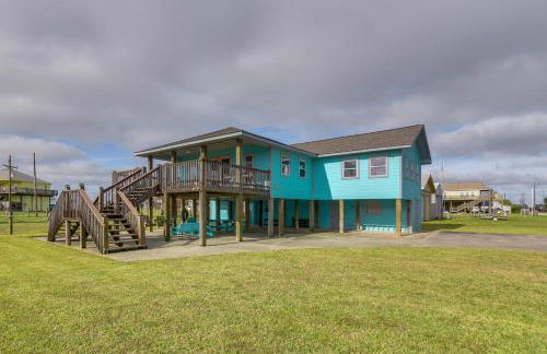 Steps to Sea! Crystal Beach Home with Furnished Deck - Foto 1