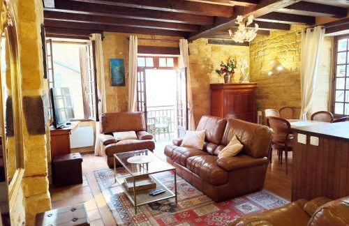 Demeure du XIIIe-XIVe s. dans la cité médiévale. - Photo 1