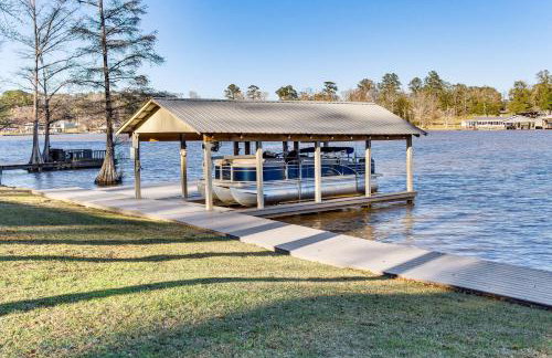 Tranquil Gantt Lake Home w/ Deck & Patio! - Foto 1