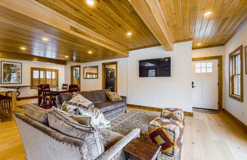 Less Than 1 Mi to Lake George! Family Retreat with Deck - Foto 1