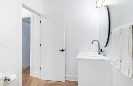 Dual Bachelor Pads w/ Rooftop Lounge & Games Sleeps 26 5 Min to Broadway - Foto 81