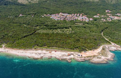 Elegant 4-Bedroom Villa with Private Pool and Amazing Sea Views - Photo 28