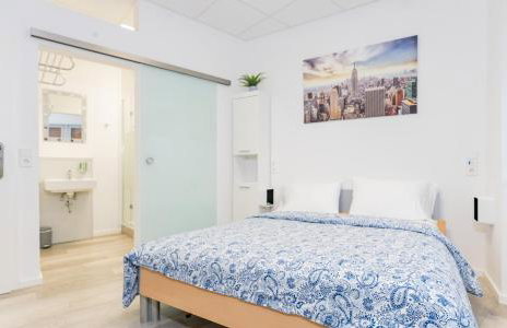 Private room #3 with Queen size, ground floor, AC, 2min to RAB - Foto 1