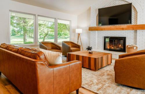 Riverfront Beauty with Pickle Ball Court - Foto 9