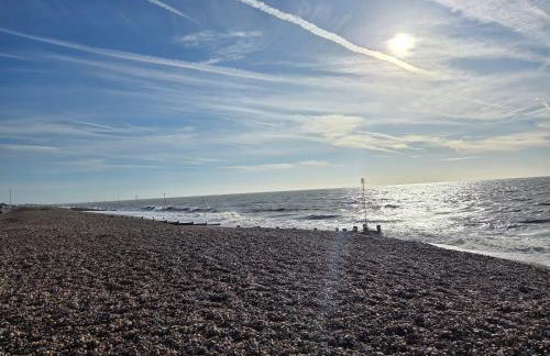 Stylish 3 Bedroom Sea View Apartment -Free Parking- Sleeps 9 - Photo 14