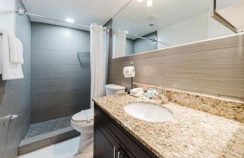 Serene Waterfront 2BR 2BA with Intracoastal Views, Pool, Balcony, Parking - Foto 45