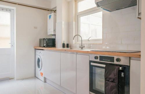 Modern Home with Games Room, Watford - Foto 11