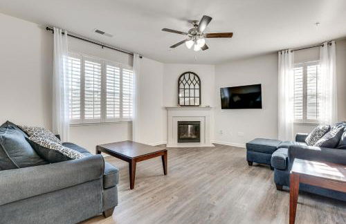 Near ATL! Spacious Townhome with Patio and WFH Setup - Foto 1