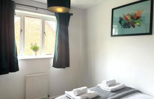 Restful Riverside Home - Foto 16