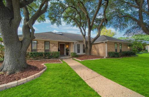 Central Plano 4-BD 2-BA Pool Retreat, Sleeps 10 - Foto 31