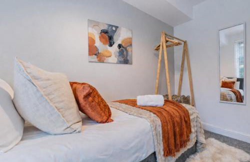 Stylish House - Close to City Centre - Self-Check-In - Free Parking, Work Space, Fast WiFi, Smart TV and Garden by Yoko Property - Foto 10