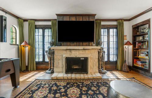 Castle Stay by Gathering Place Hot Tub & Fire Pit - Foto 11