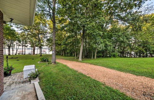 Charming Lakefront Home with Grill and Fire Pit! - Foto 30