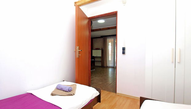 House 1422 - Photo 2, Room