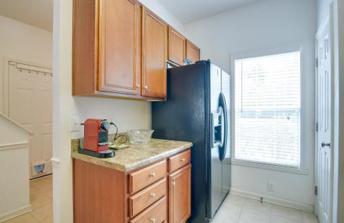 Inviting High Point Townhome with Patio and Privacy! - Foto 14