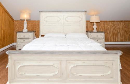 Exquisite home with pool, enclosed yard, fireplace, central AC, & washer/dryer - Foto 28