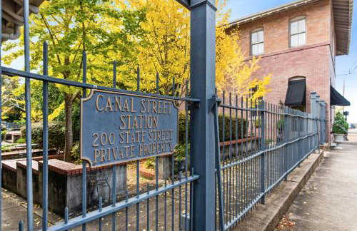 Train Depot - 2 Bed, 1 & Half Bath, Heart of Downtown, Washer & Dryer - Foto 21