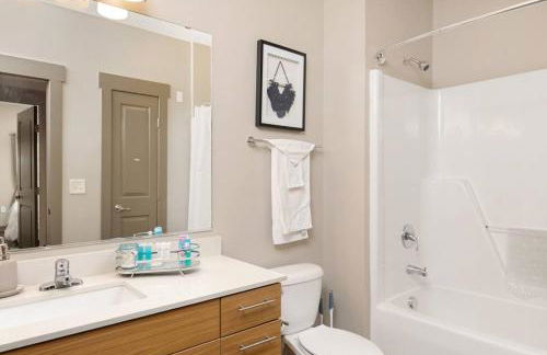 DT Charm Apt with Pool,Gym,Wine,WKSpace, Free Parking - Photo 15