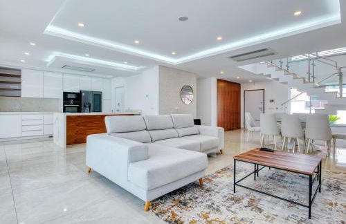 Vita Portucale ! Chic Luxe Villa with Saltwater Pool - Foto 44