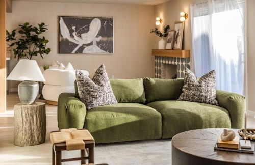 @ Marbella Lane - Vibrant & Chic Designer Home - Photo 3