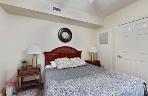 Dog-friendly downtown condo with riverfront balcony - walk to shops & eateries - Foto 13