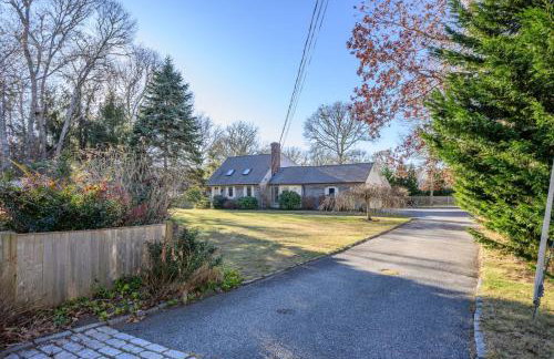 Cozy Cape Retreat with Fenced Yard Fire Pit - Foto 38
