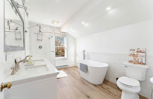 Family Getaway Walkable to Town - Foto 39