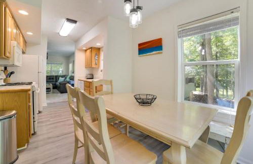 Walloon Lake Getaway with Fire Pit - Walk to Water! - Foto 7