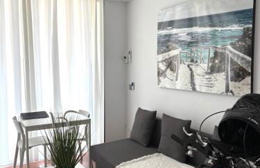 La Manga km 0, pisos estudios - planta baja - 100m de la playa - studio flats - ground floor - 100m from the beach, cada con bicis & tabla SUP, piscina & pádel & tenis & más - each with bikes & SUP board, pool & paddle & tennis & more - Foto 3