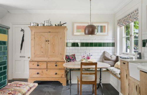 The East Wing Set in Beautiful Gardens Parking - Foto 12