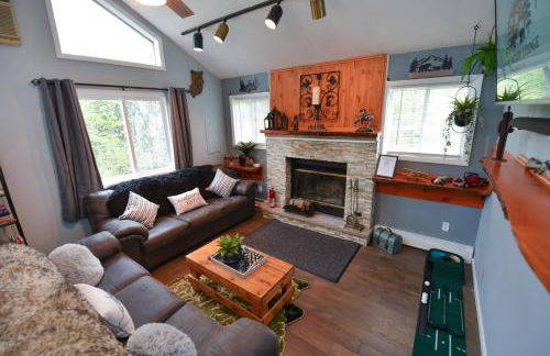 Bool Bear Lodge a pet friendly Pocono Vacation Home with Fireplace, BBQ and more - Foto 6
