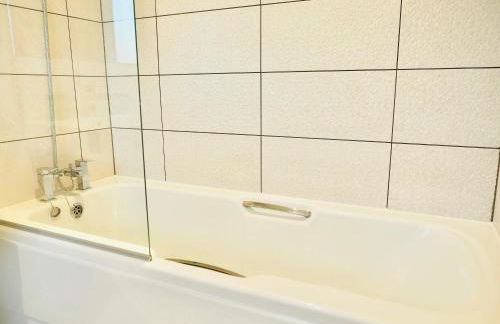 Spacious 3 bedroom Home w Parking in Farnborough - Foto 5