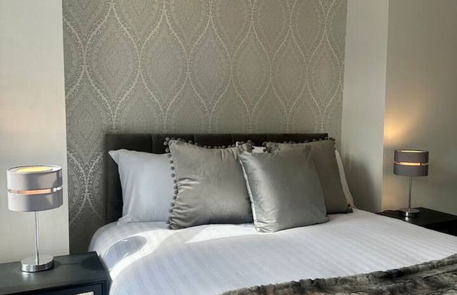 Large Five Bedroom Home with parking - Foto 11