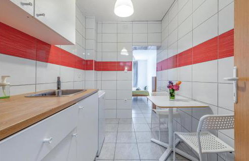 Gorgeous Apartment In Novalja - Photo 22