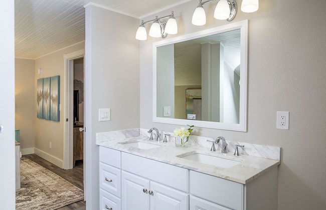 Couples Getaway | Walk to Unc | Free Cruiser Bikes - Foto 15