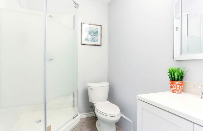 Family Home-Metrotown by Elevate Rooms - Photo 15