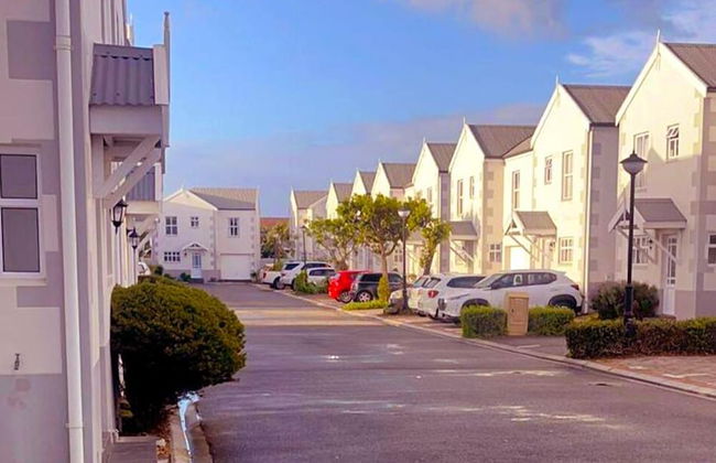 Summer Grove House by Tanaka Kingdom - Photo 1