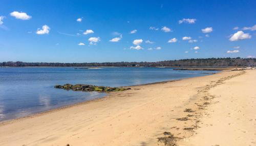 Walk to Swifts Beach! Classic Cottage with Deck - Foto 2