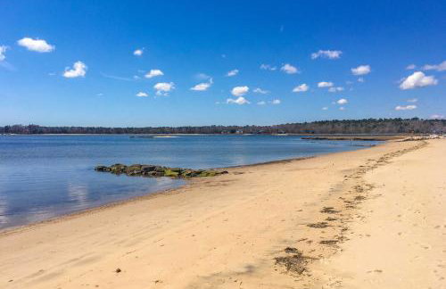 Walk to Swifts Beach! Classic Cottage with Deck - Foto 2