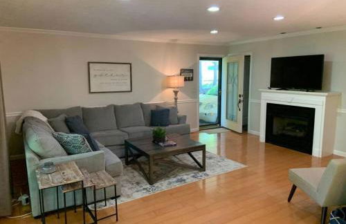 Beautiful Waterfront with Dock Firepit Hot tub - Foto 20