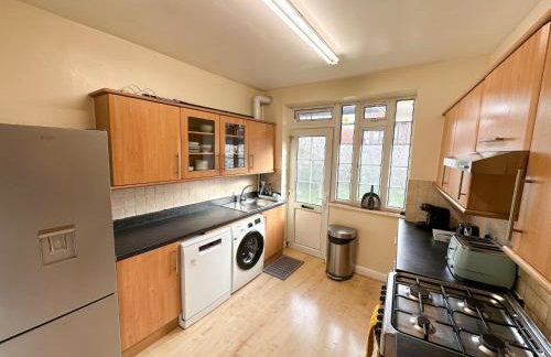 2 Bed Flat - short walk from Brent Cross Station - Photo 3